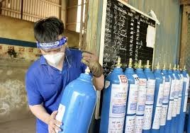 Nhân viên lăn bình oxy