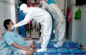 Nhân viên giao bình oxy tận nhà mùa dịch